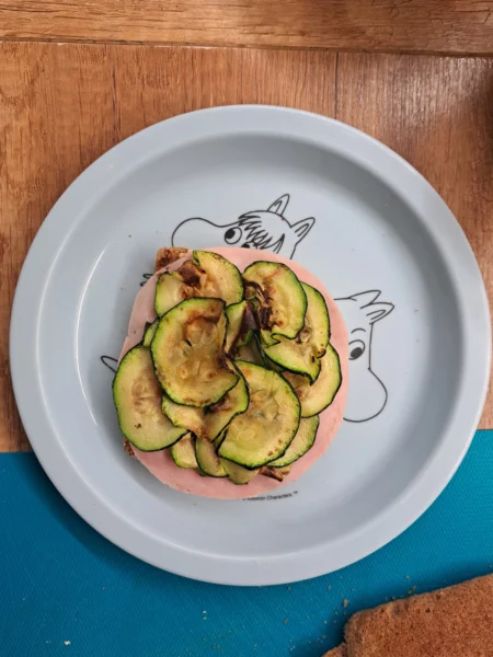 kanapka z hummusem, szynką i grillowaną cukinią