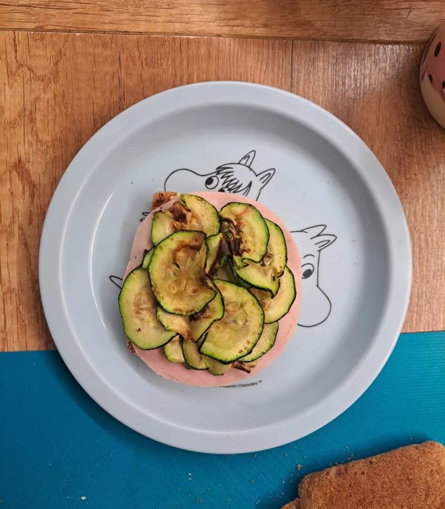 kanapka z hummusem, szynką i grillowaną cukinią