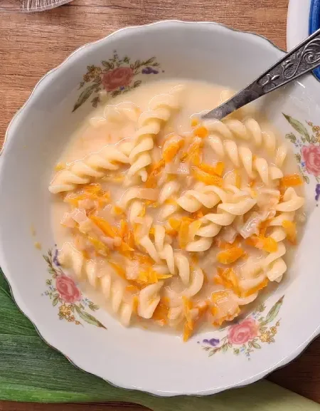 zupa serowa z makaronem