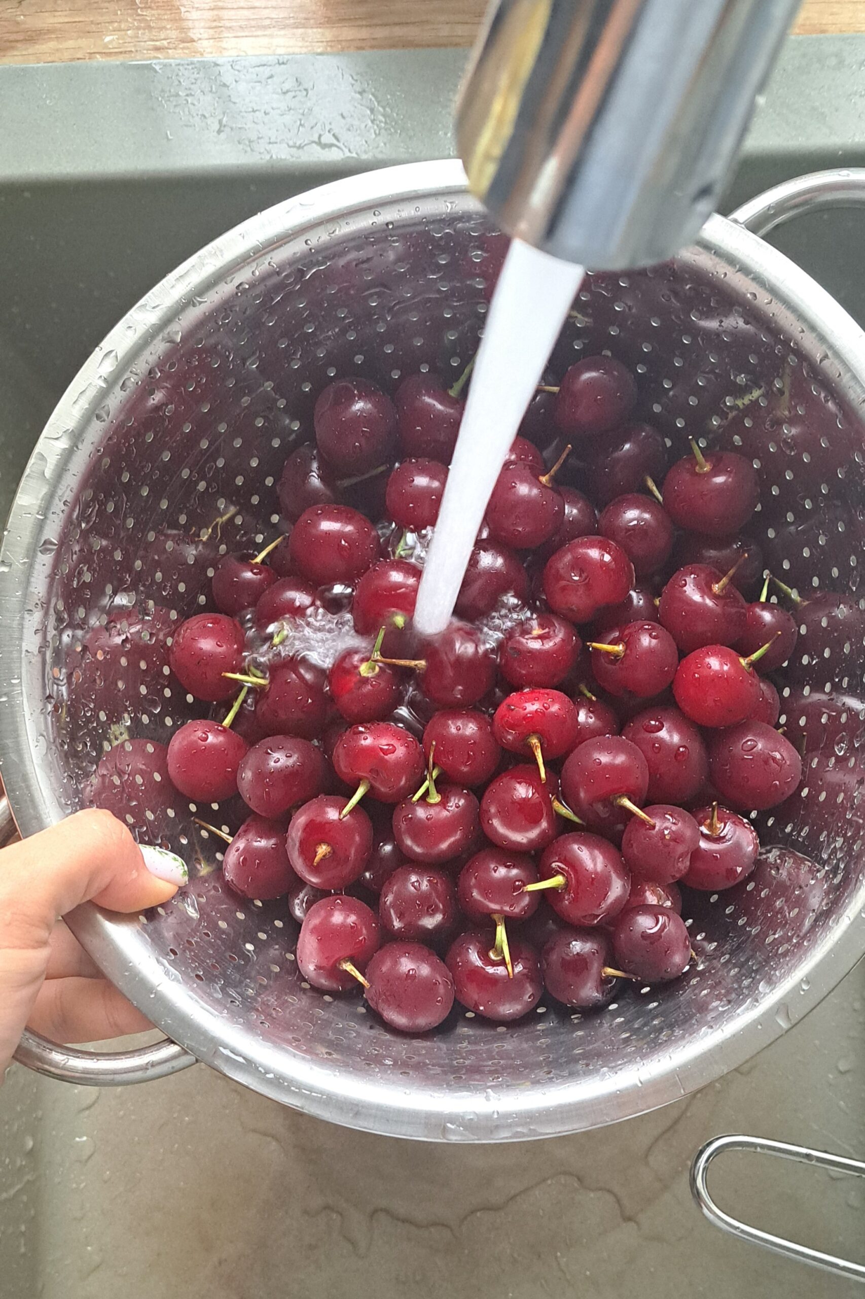 wisnie-plukane-woda-na-durszlaku