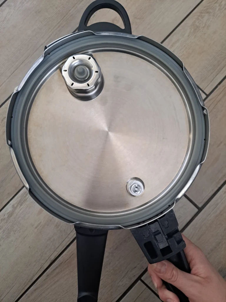 jak gotować w szybkowarze? Montowanie uszczelki w pokrywie