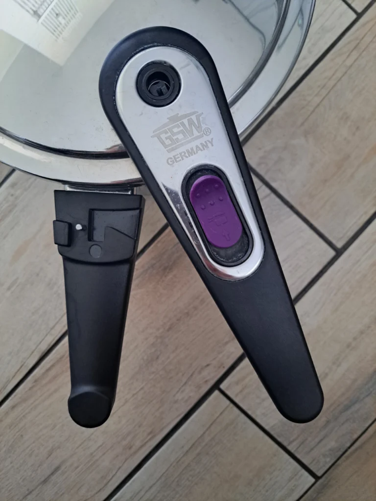 jak gotować w szybkowarze? Zakładanie pokrywy