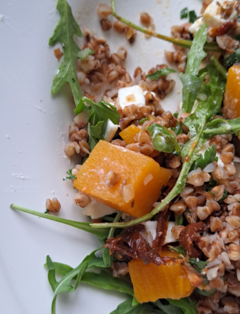 salatka-z-kasza-gryczana-feta-dynia