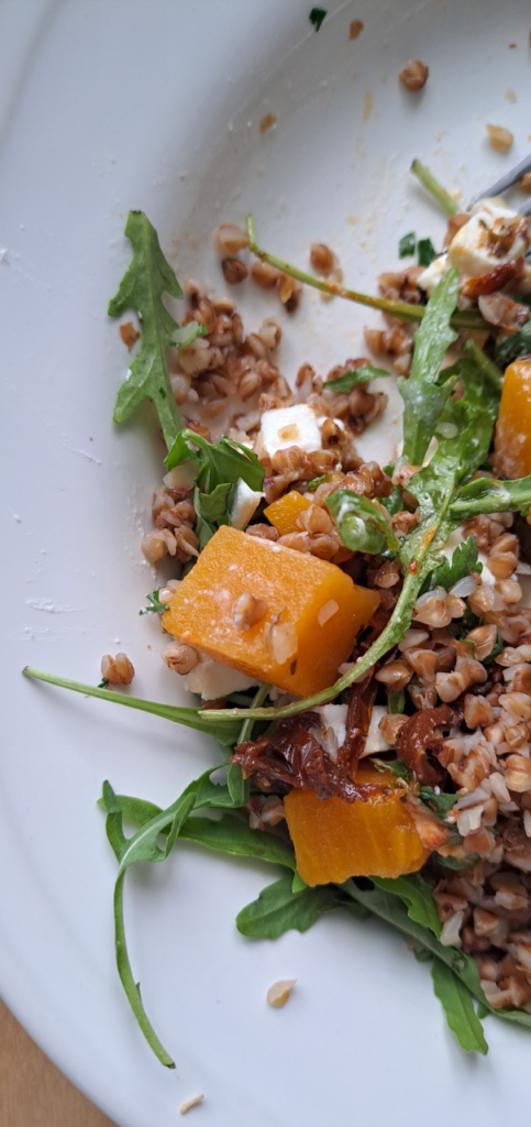 salatka-z-kasza-gryczana-feta-dynia