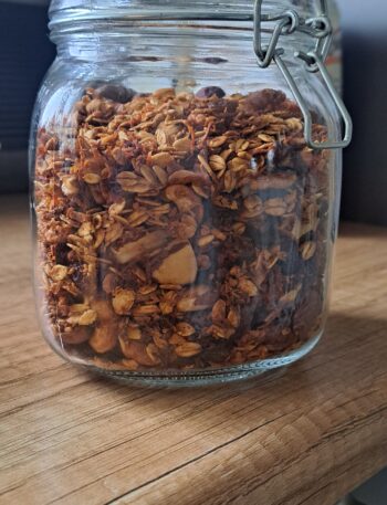 kokosowa-granola-z-marchewka-w-sloiku