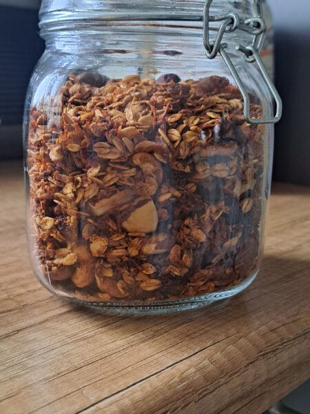 kokosowa-granola-z-marchewka-w-sloiku