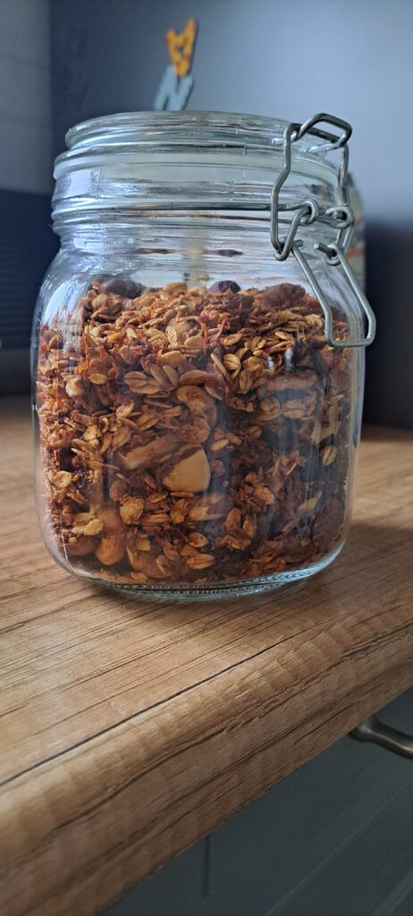 kokosowa-granola-z-marchewka-w-sloiku