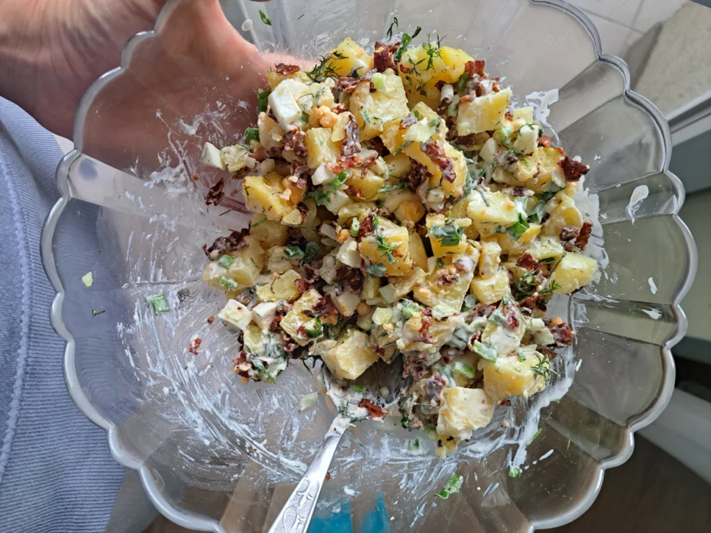 sałatka ziemniaczana z ogórkiem kiszonym